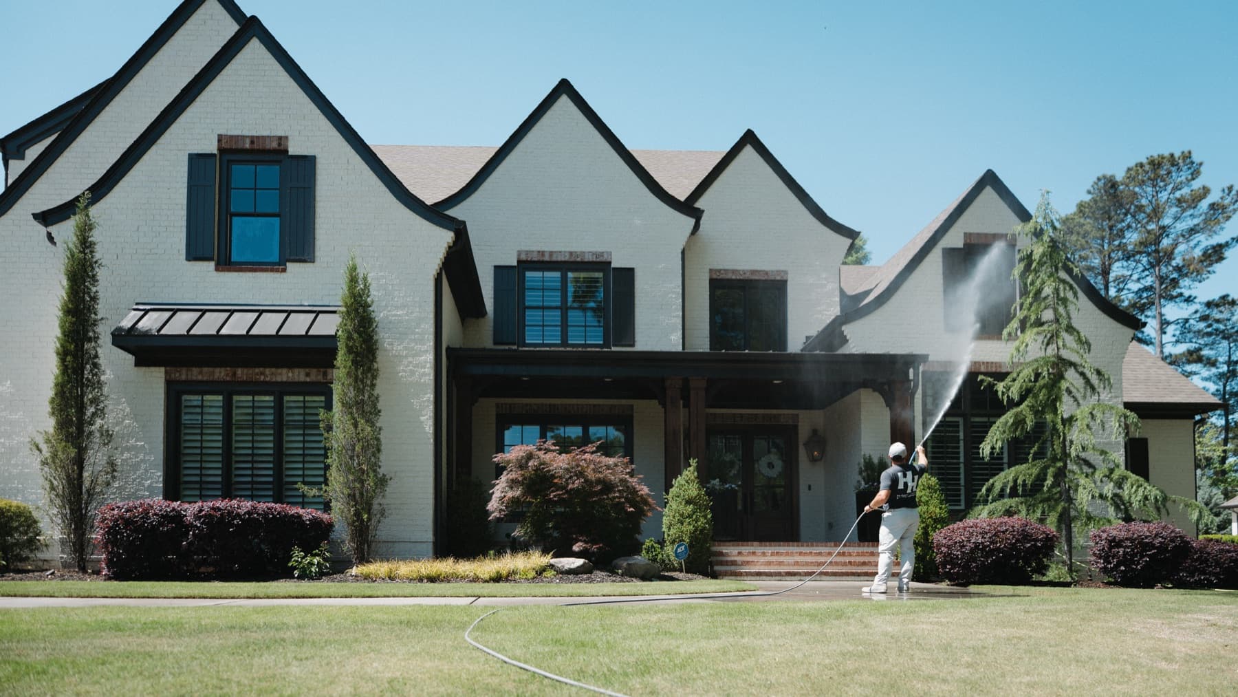 Jordan from Horizon Hygiene washing a home in Brookhaven