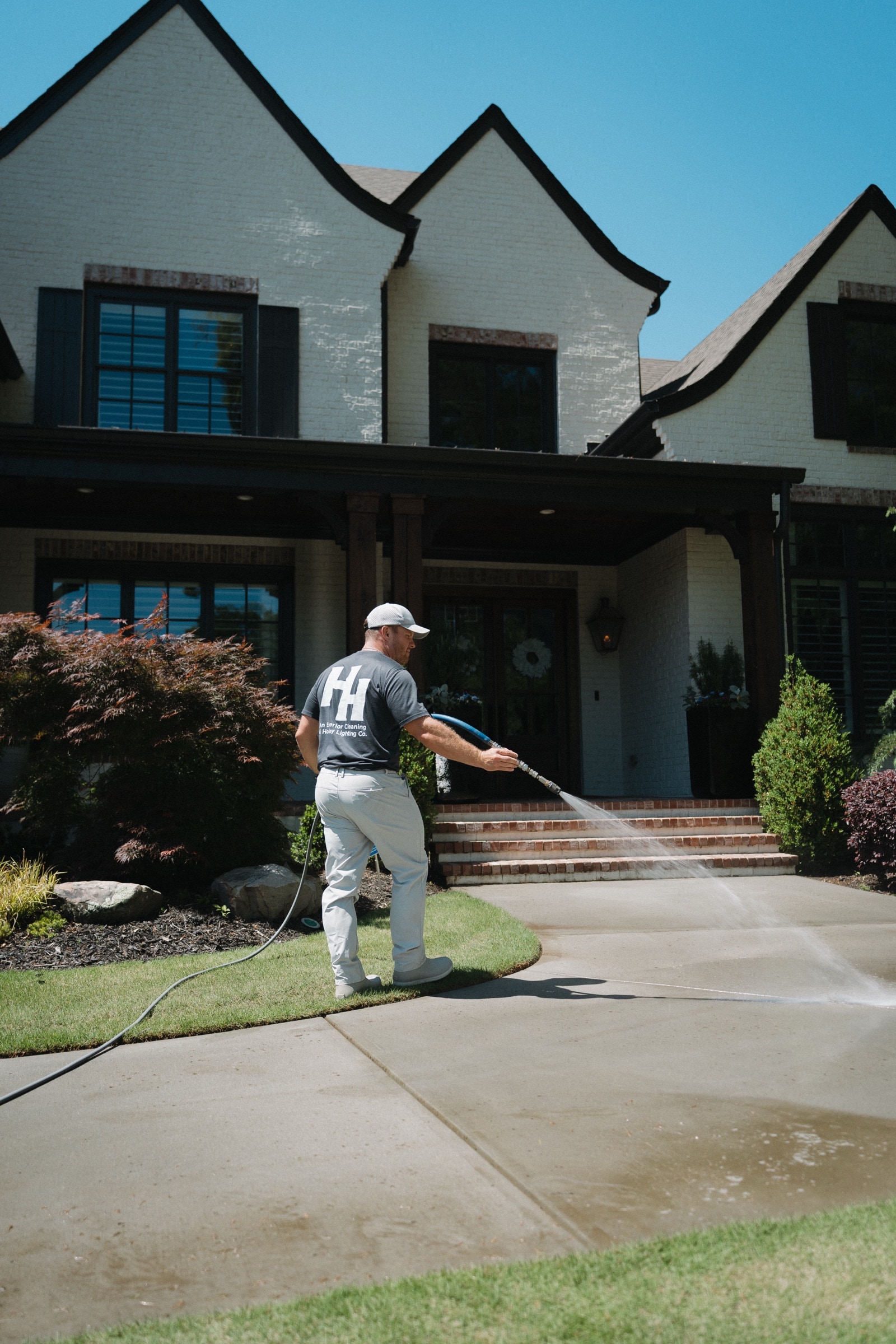 Jordan Utley pressure washing a home in Brookhaven